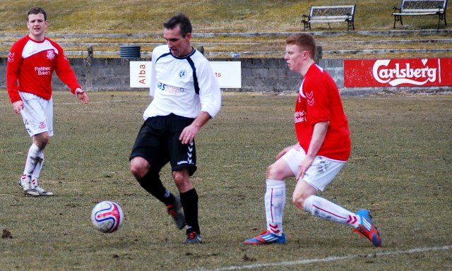 Former Glens player Derek Gemmell with Glens new signings Jack Steele and Ryan Miller