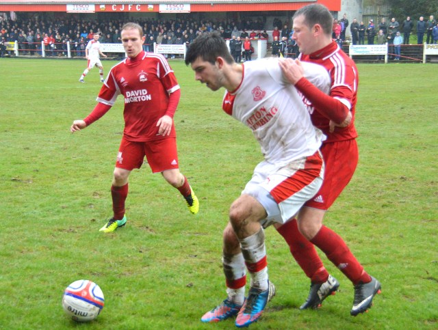 Michael Reilly holds off the Mariners